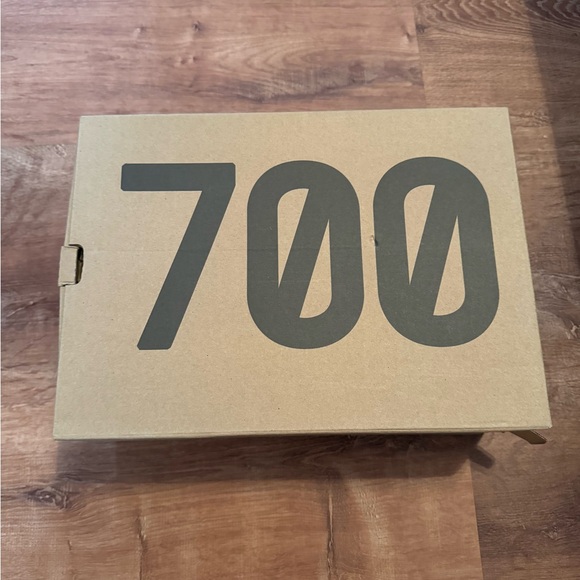 Minimally worn Yeezy 700 clay brown - size 6.5 men’s - Picture 6 of 7